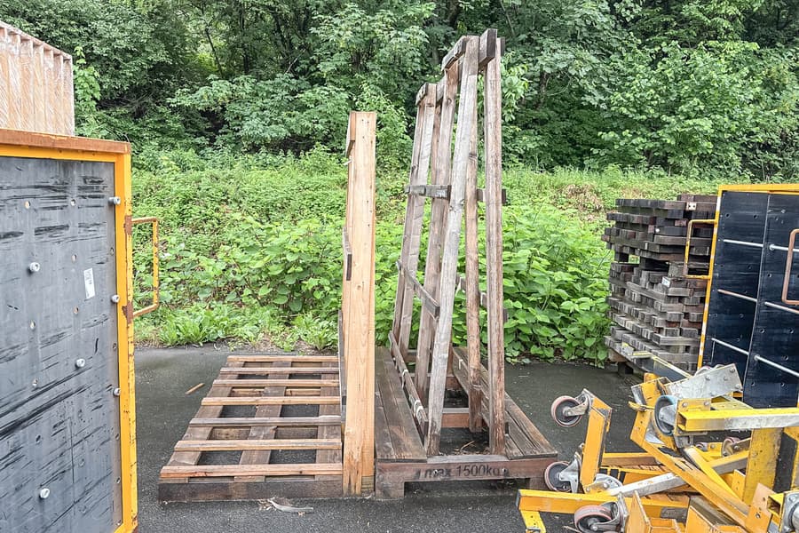 2 Holzlagergestelle